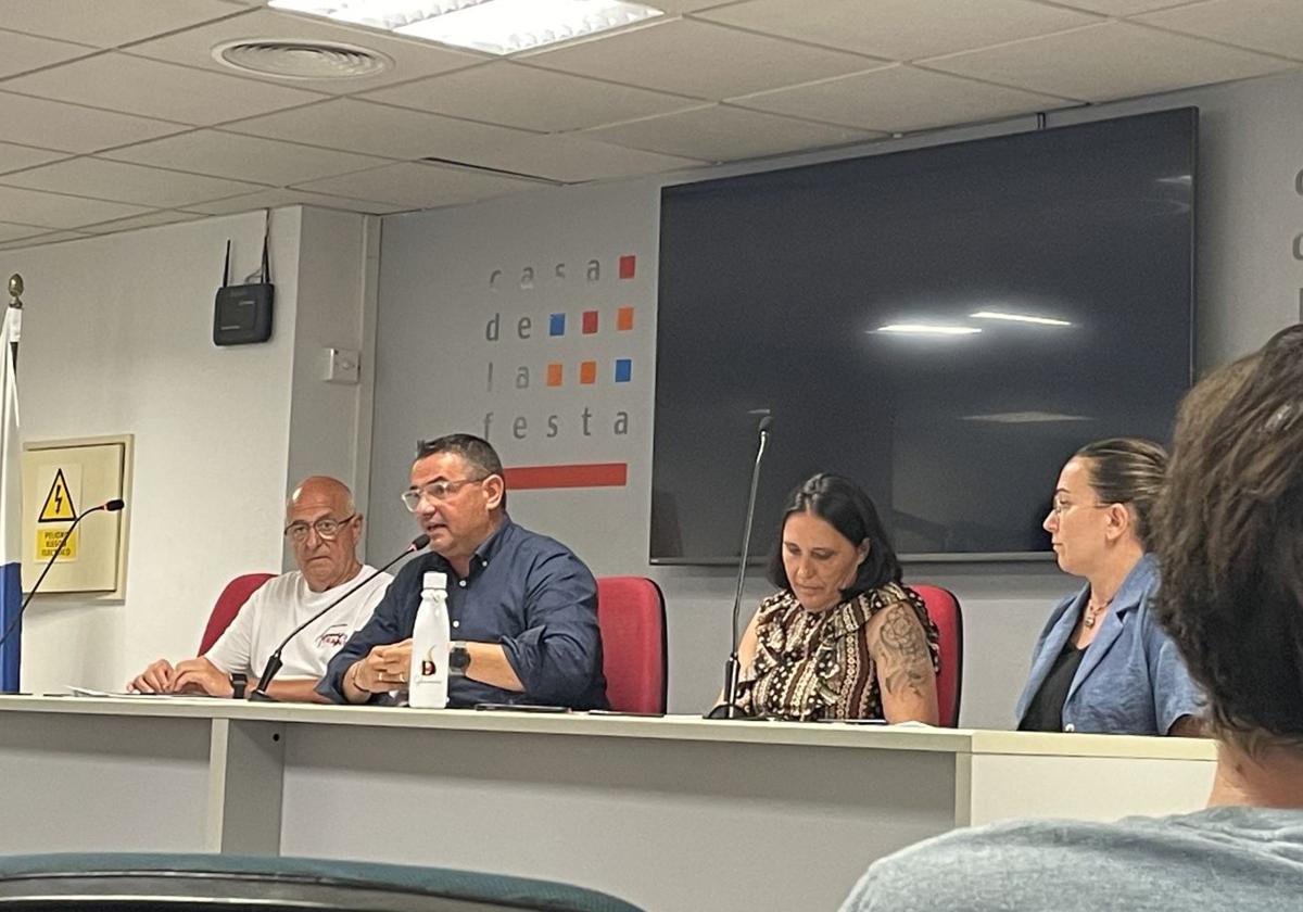 Equipo de la Federació durante la reunión con las barracas.