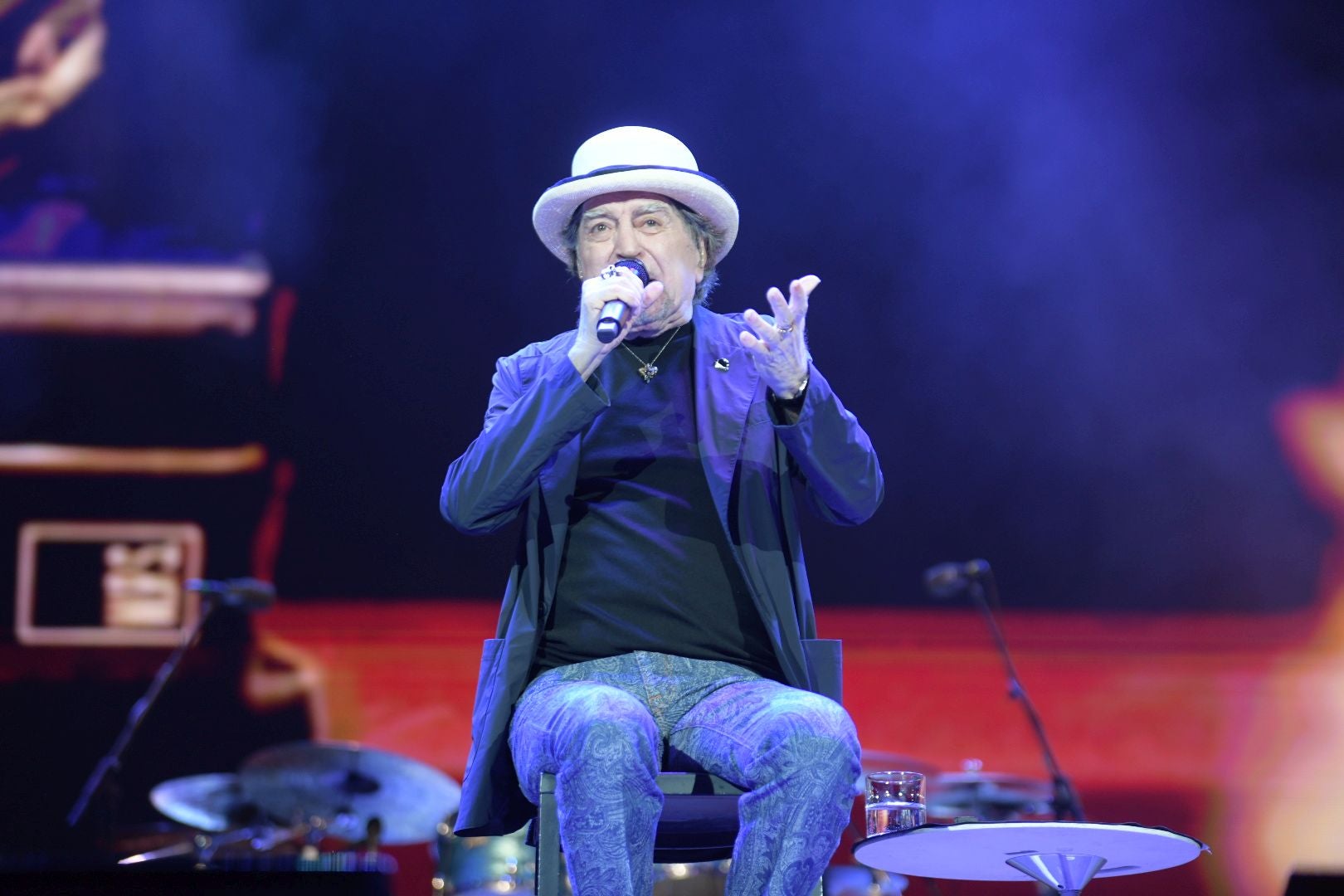 Joaquín Sabina emociona en su primer concierto de despedida en Alicante