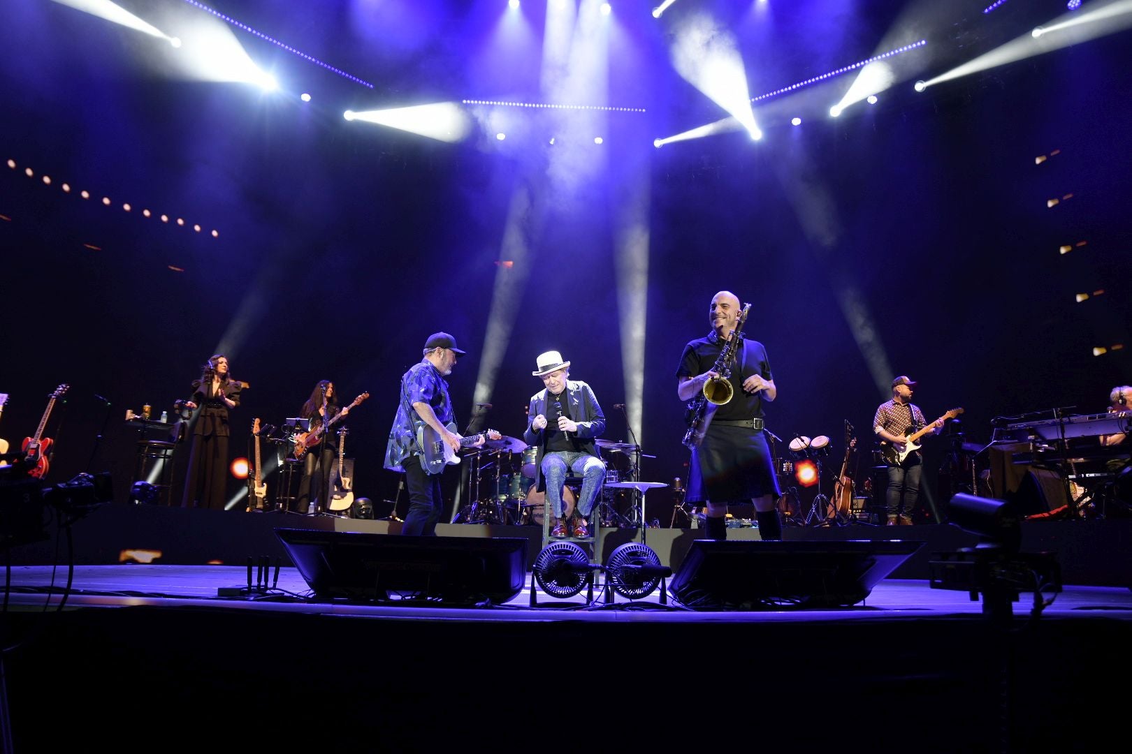 Joaquín Sabina emociona en su primer concierto de despedida en Alicante