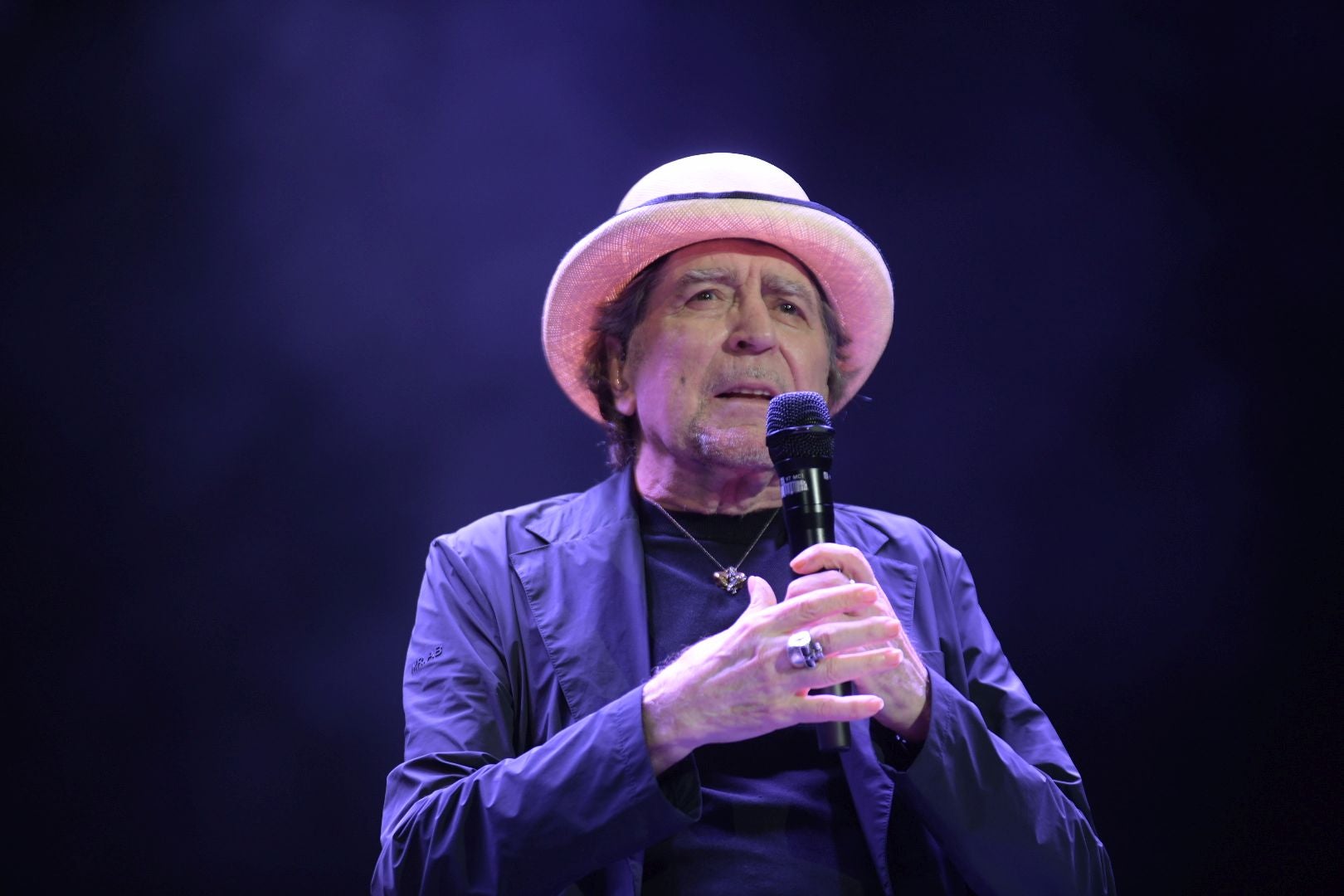 Joaquín Sabina emociona en su primer concierto de despedida en Alicante
