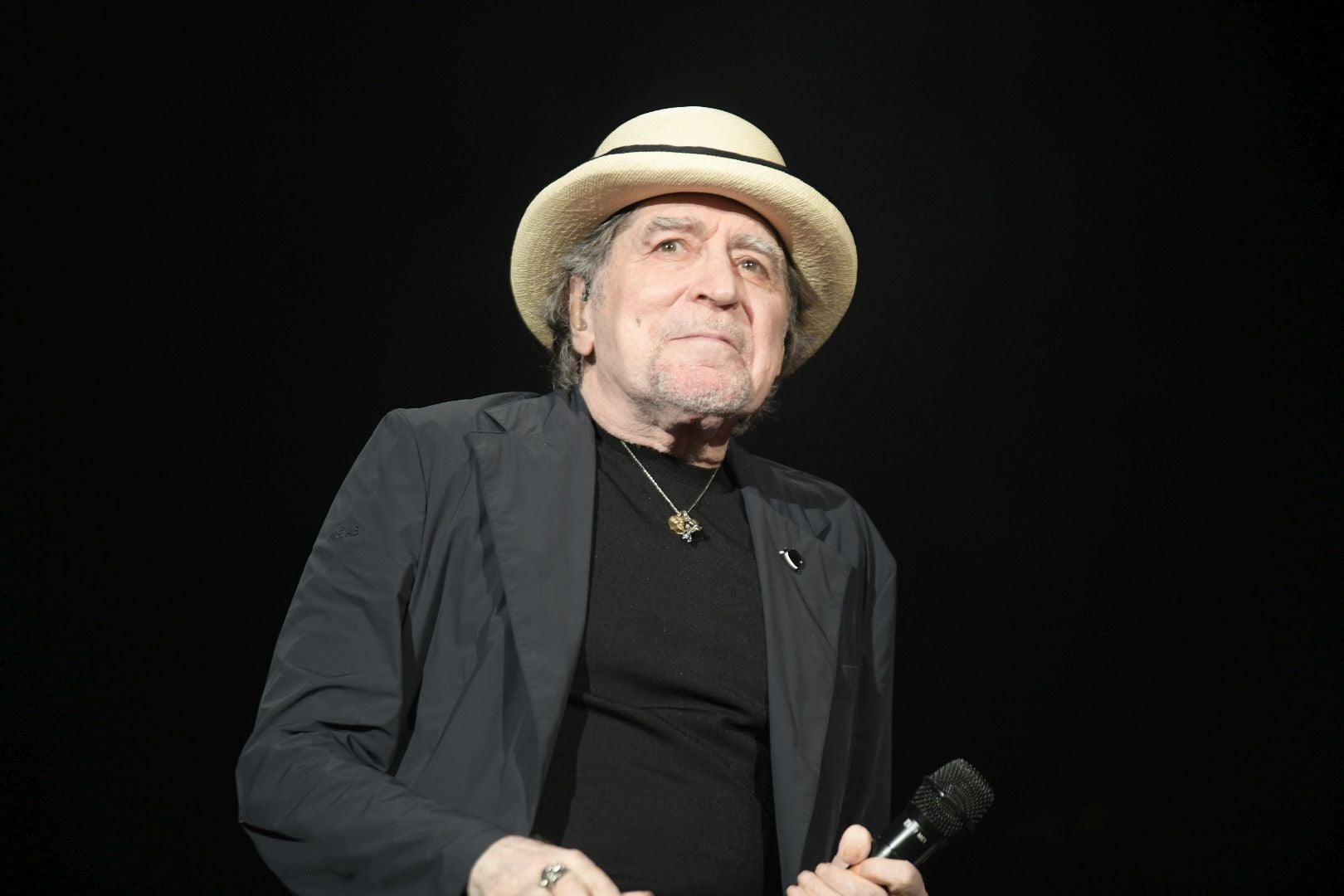 Joaquín Sabina emociona en su primer concierto de despedida en Alicante
