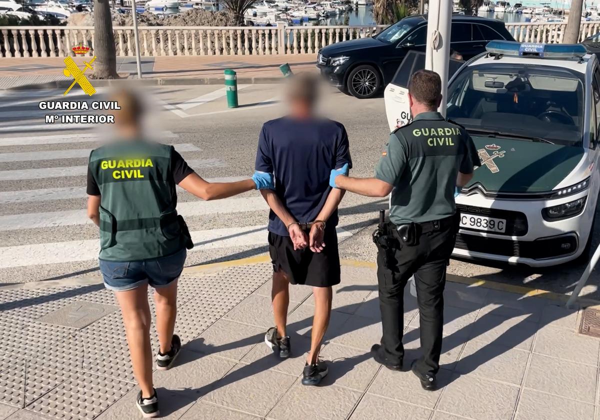 Agentes de la Guardia Civil custodian al detenido.