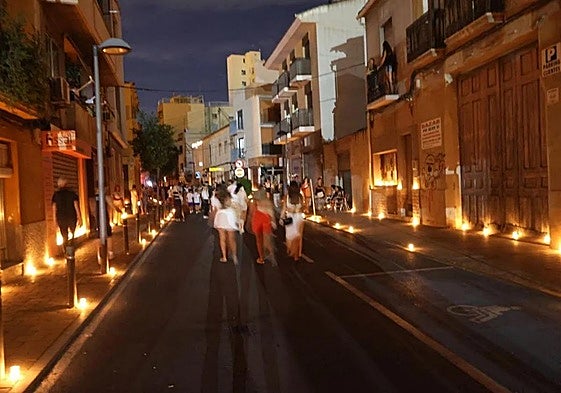 La localidad de Sant Joan iluminada por las velas.