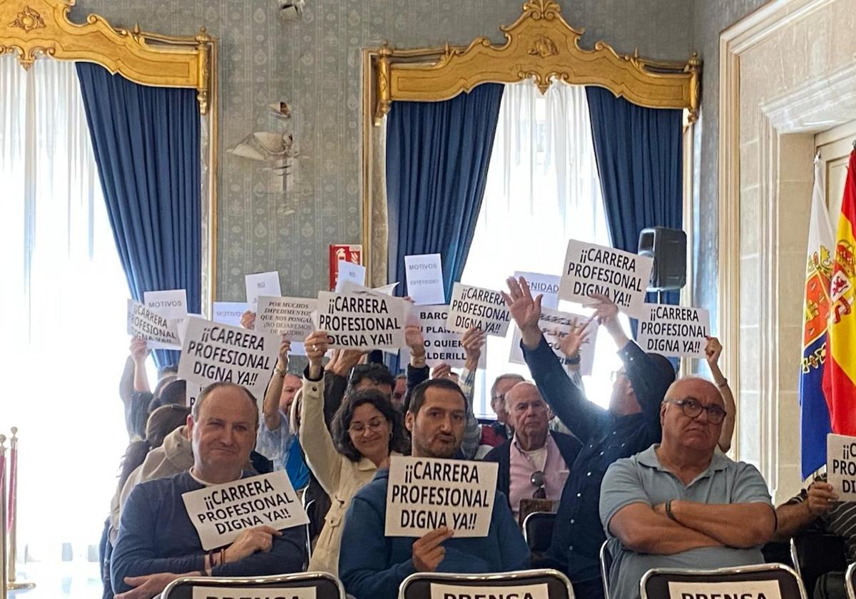 Protest by unions at the Alicante City Council Plenary.