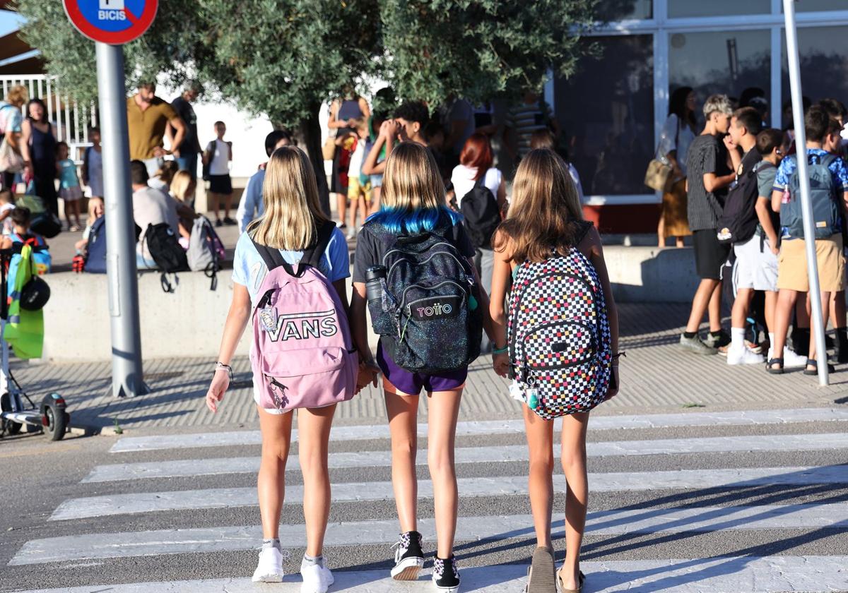 Varias niñas en su primer día de colegio tras las vacaciones