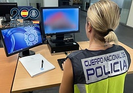 Una de las investigadoras durante sus labores en comisaría.