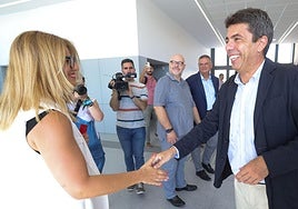 La alcaldesa de Petrer, Irene Navarro, saluda al presidente de la Generalitat, Carlos Mazón, a su llegada al centro.