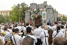 La Entrada de Bandas pone música a las fiestas de Moros y Cristianos de San Blas