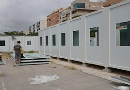 Trabajos de instalación de barracones, a pocas semanas del inicio de las clases.
