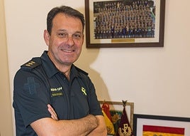 José Hernández Mosquera posa en la Comandancia de Alicante.