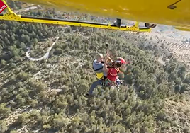 Momento en el que se produce el rescate en helicóptero.