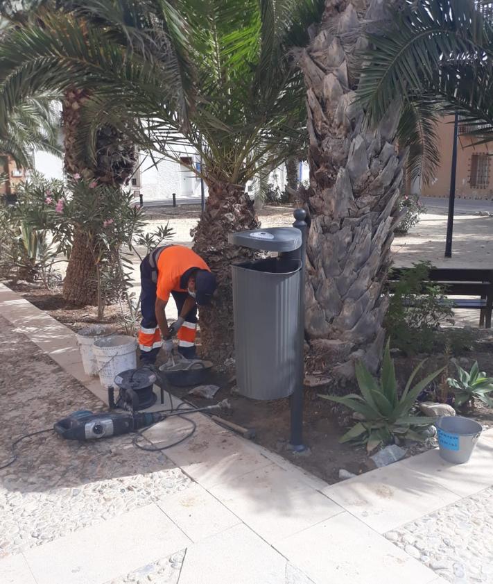Imagen secundaria 2 - Imágenes del operativo de limpieza en la isla alicantina.