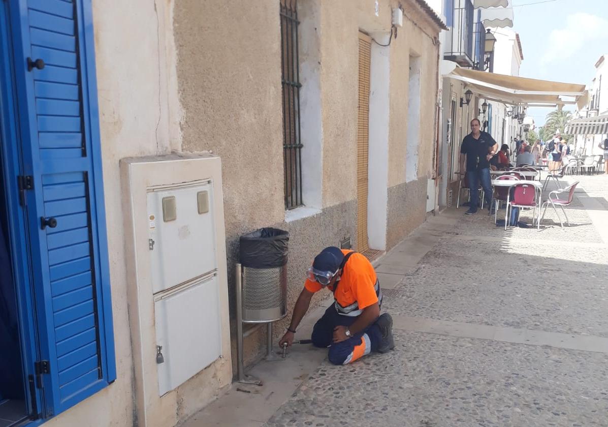 Operario municipal realizando tareas de limpieza en la isla.