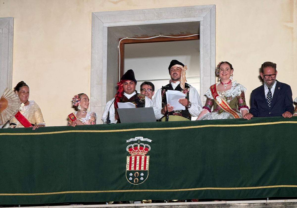 El Pregón fue leído desde el balcón del Ayuntamiento de San Vicente del Raspeig.