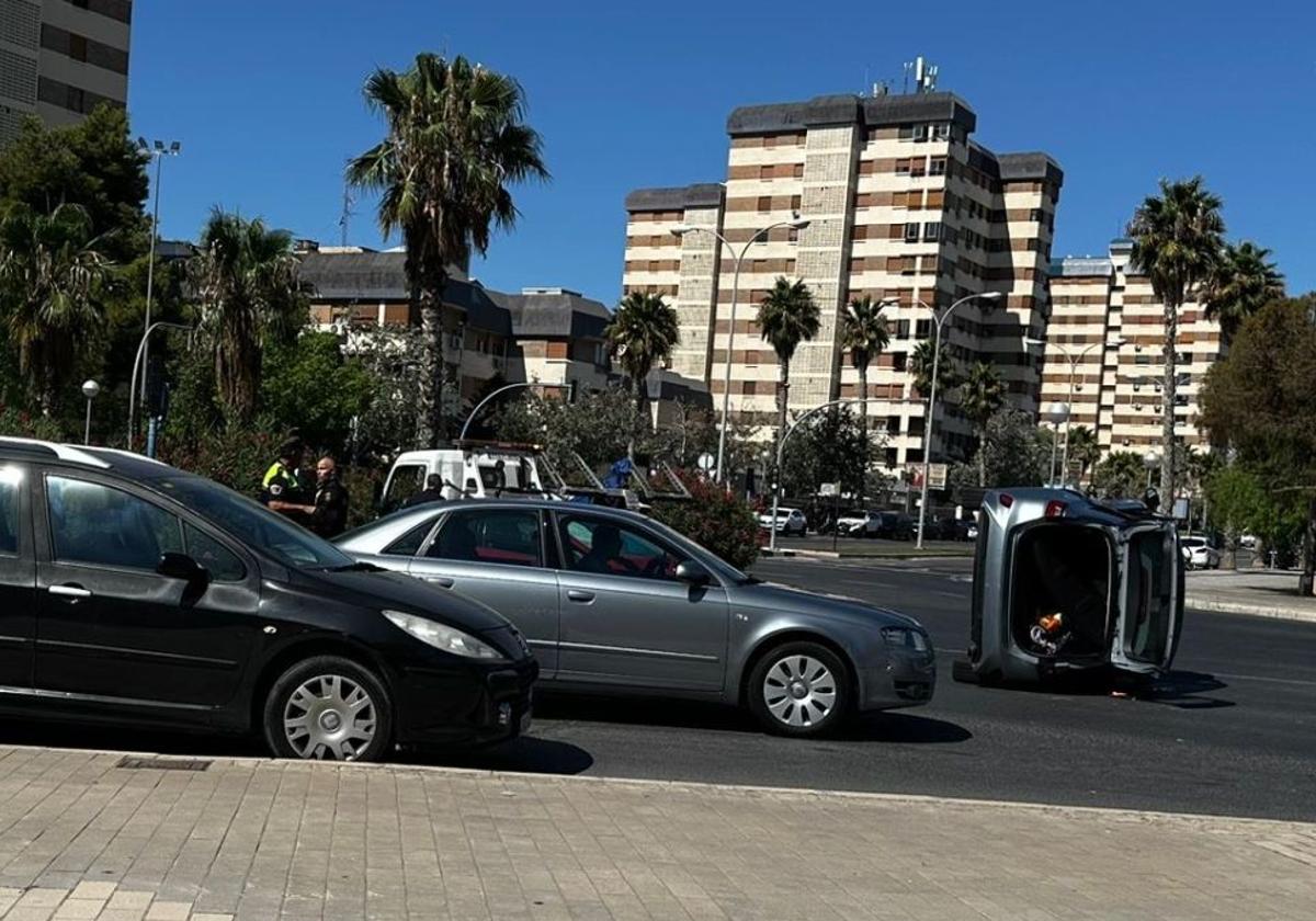 El coche de la conductora herida, volcado tras el siniestro.