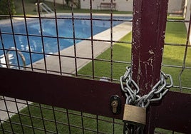 Imagen de archivo de una piscina de una urbanización.