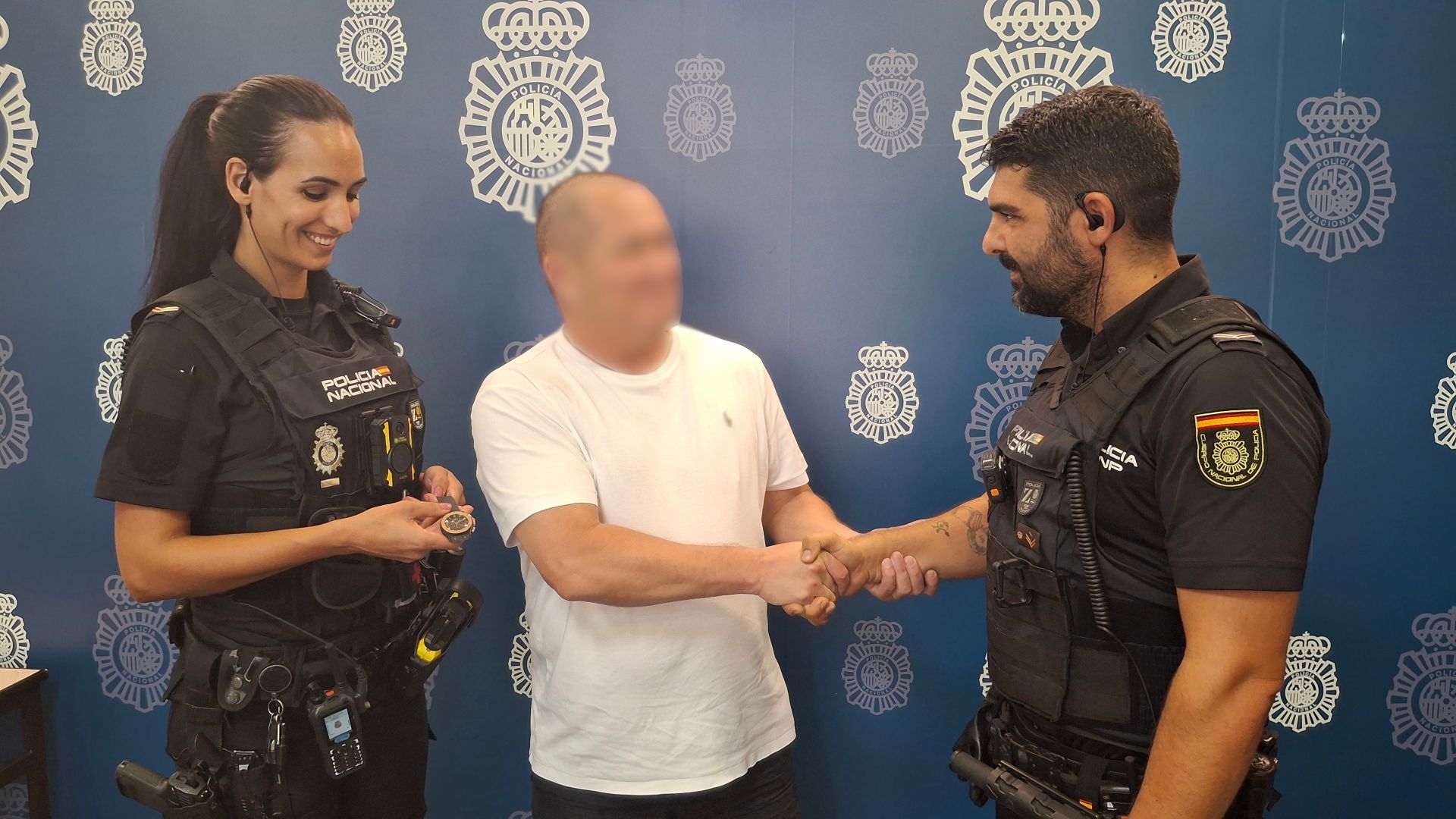 Imagen principal - Cuatro arrestados por dos robos con violencia en el centro de Alicante en apenas 20 minutos