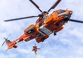 El helicóptero Helimer de Salvamento Marítimo durante un rescate.