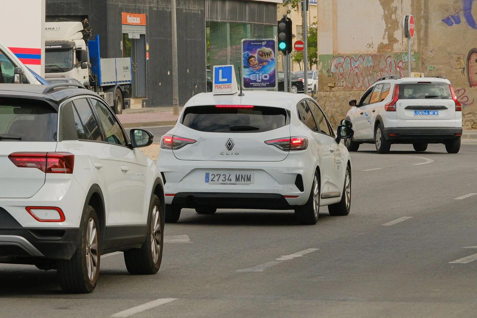 Imagen principal - Government halts driving licence acquisition in Alicante