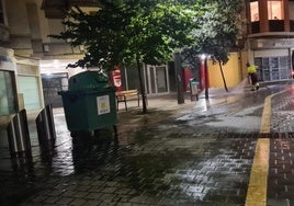 Un trabajador limpiando el suelo