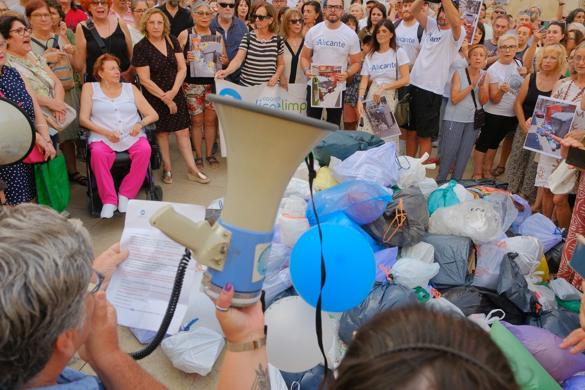 Alicante clama por más limpieza en la puerta del Ayuntamiento