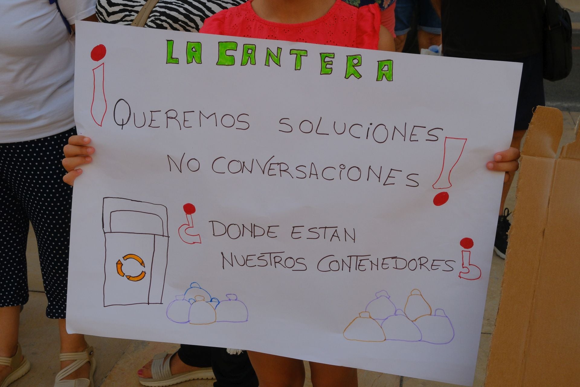 Alicante clama por más limpieza en la puerta del Ayuntamiento