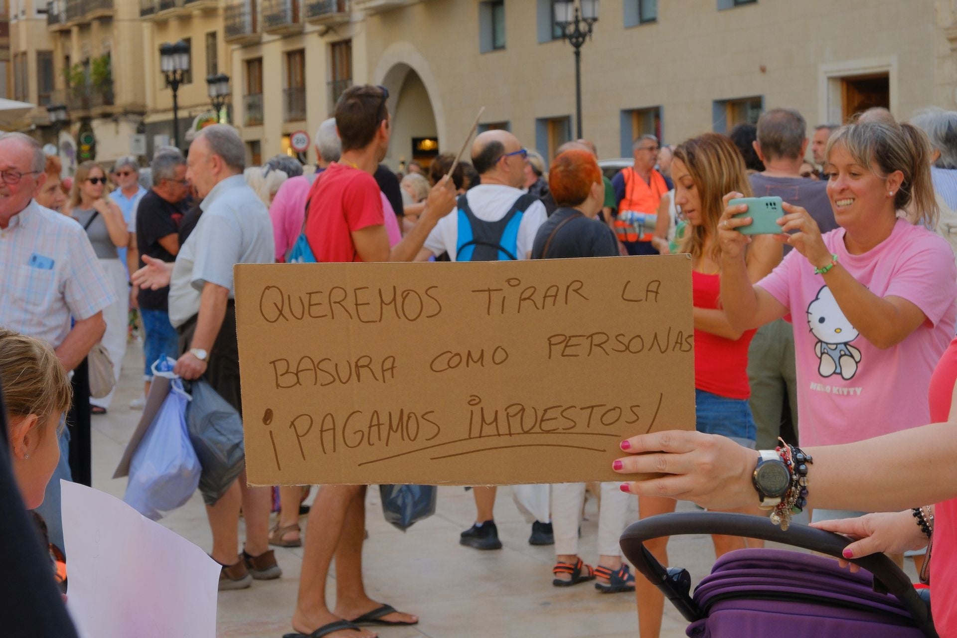 Alicante clama por más limpieza en la puerta del Ayuntamiento