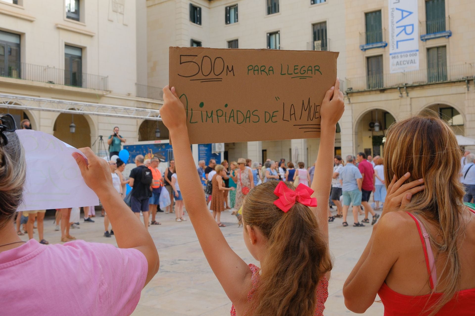 Alicante clama por más limpieza en la puerta del Ayuntamiento