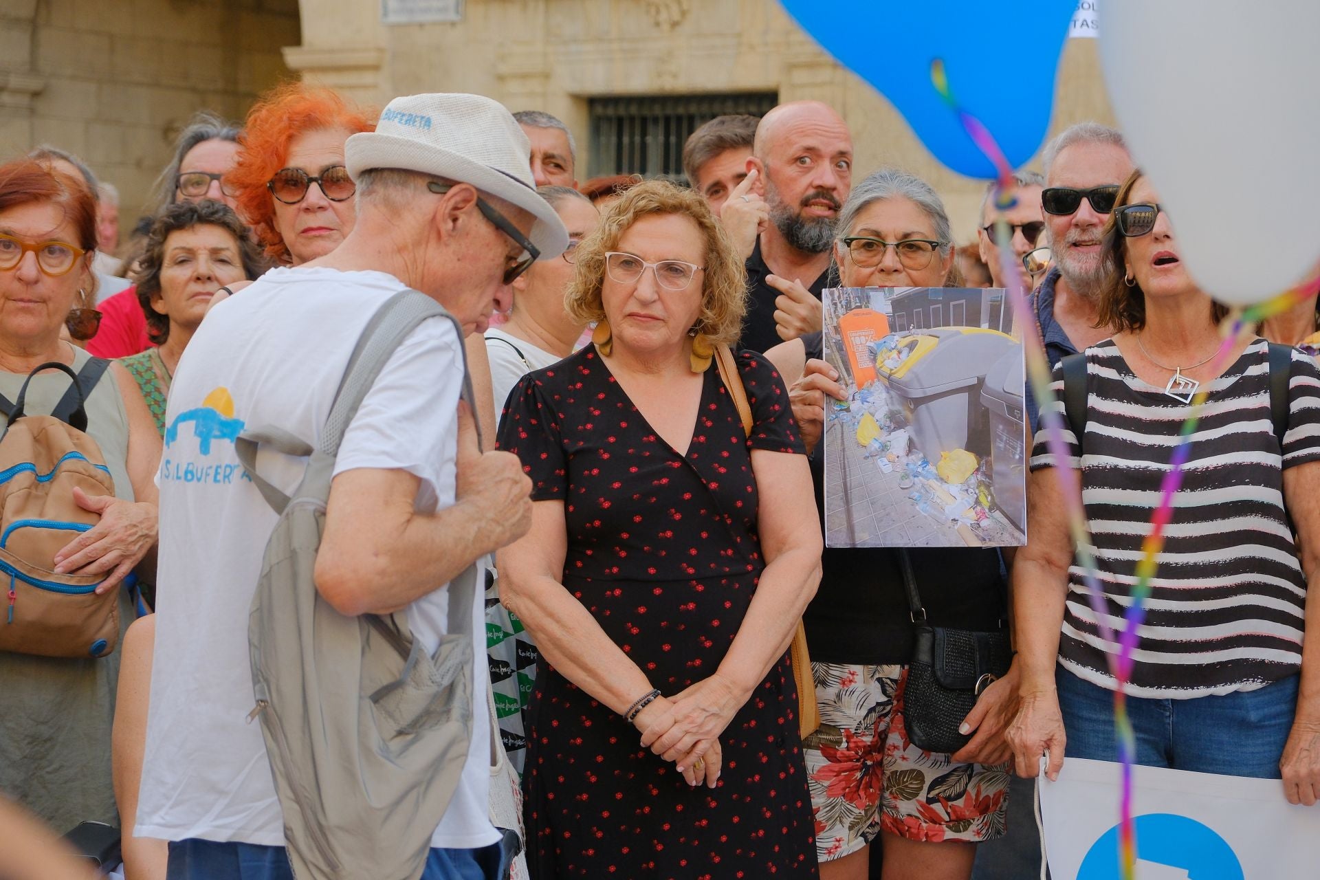 Alicante clama por más limpieza en la puerta del Ayuntamiento
