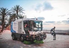 Maquinaria de limpieza en el paseo marítimo de Alicante
