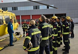 Bomberos en una formación sobre emergencias.