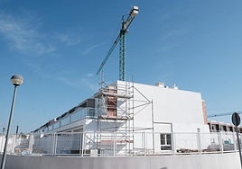 Bloque de viviendas en construcción en la comarca de L'Alacantí.