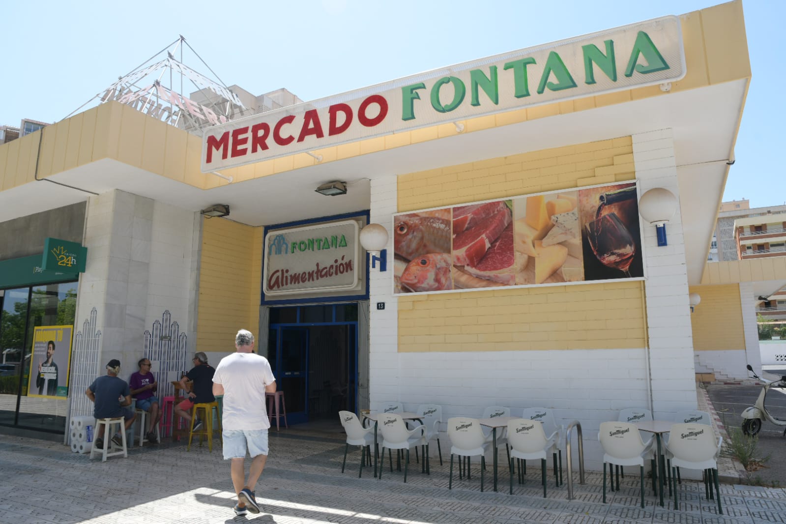 El bar es el único establecimiento abierto.
