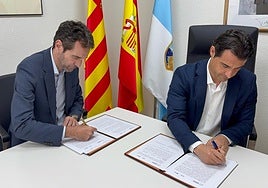 La firma del convenio entre el alcalde de Torrevieja, Eduardo Dolón, y el presidente de la radiotelevisión pública valenciana, Vicente Ordaz.