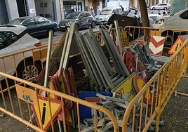 Materiales acopiados para las obras en la calle Vázquez de Mella.