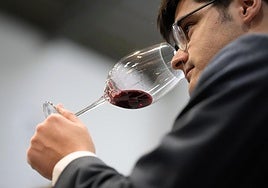 Un experto cata una copa de vino.