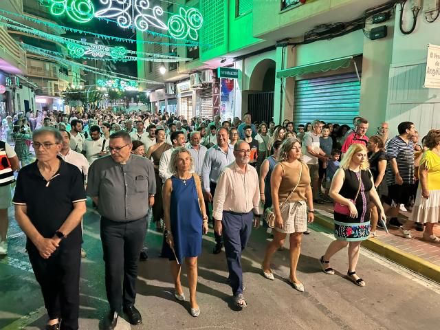 Imagen secundaria 1 - Emotivo traslado nocturno de la talla original de la Virgen del Carmen de El Campello