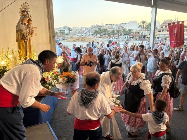 El Campello responde a la ofrenda floral a la Virgen del Carmen
