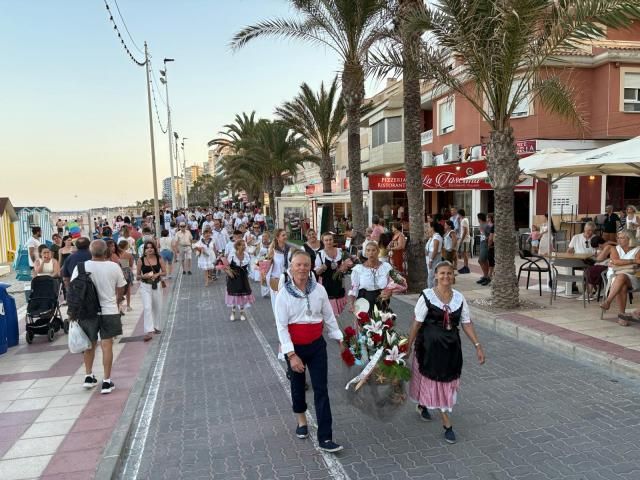 El Campello responde a la ofrenda floral a la Virgen del Carmen