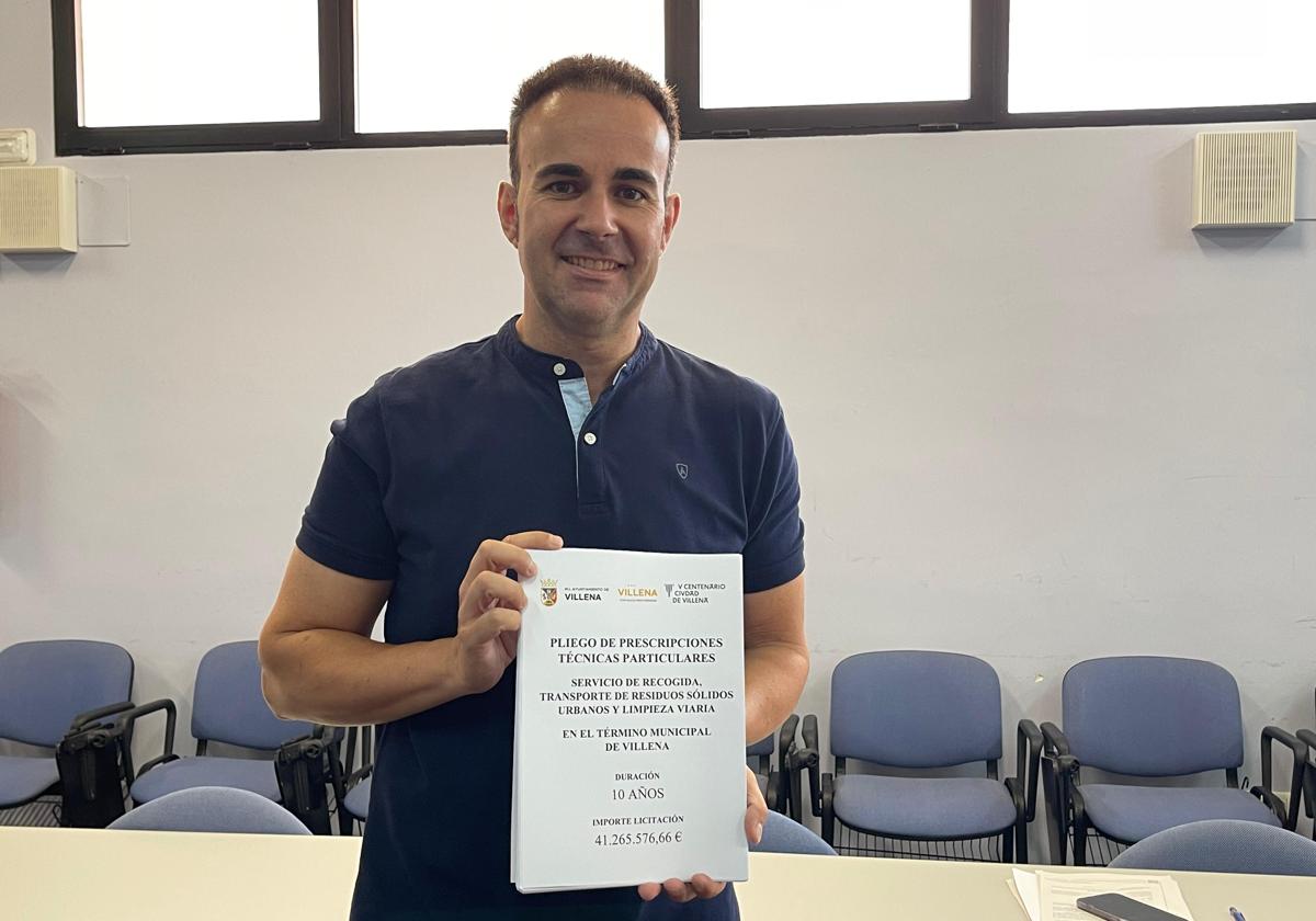 The Councillor for Street Cleaning and RSU, Sergio Palao, with the new contract.