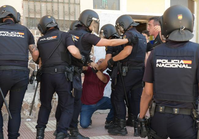 Otro de los momentos del desaucio de Nou Alacant.