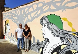 Los concejales de Fiestas y Cultura, delante del mural.