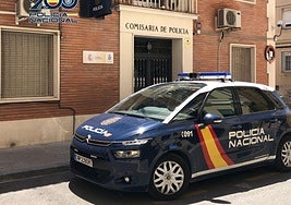 Una patrulla frente a la Comisaría de Alcoi.