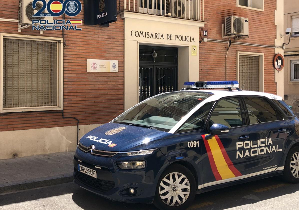 Una patrulla frente a la Comisaría de Alcoi.