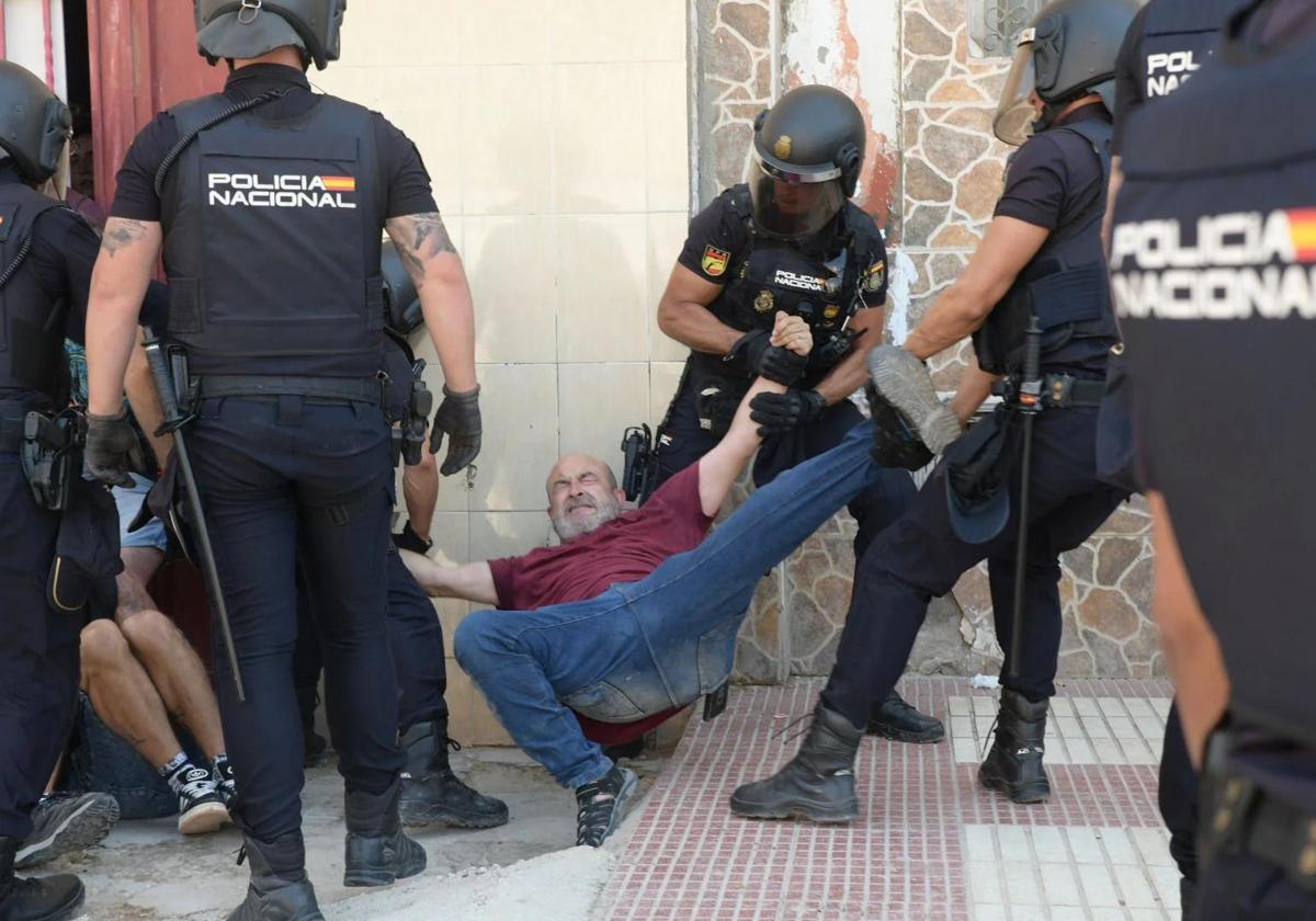 The spokesperson for EU Podem, Manolo Copé, at the eviction in Alicante.