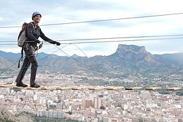 Una mujer en la Vía Ferrata