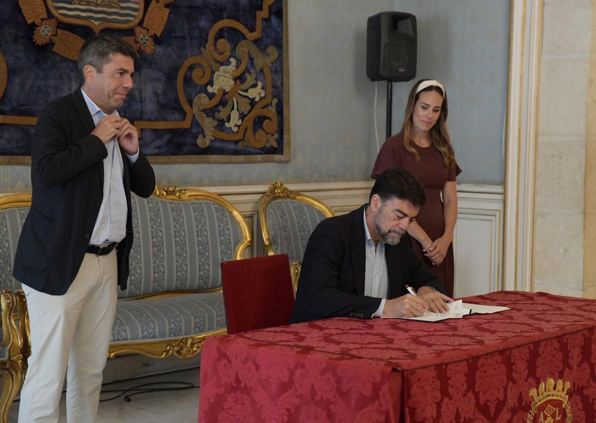 Imagen secundaria 1 - Firma del convenio de la serra Grossa.