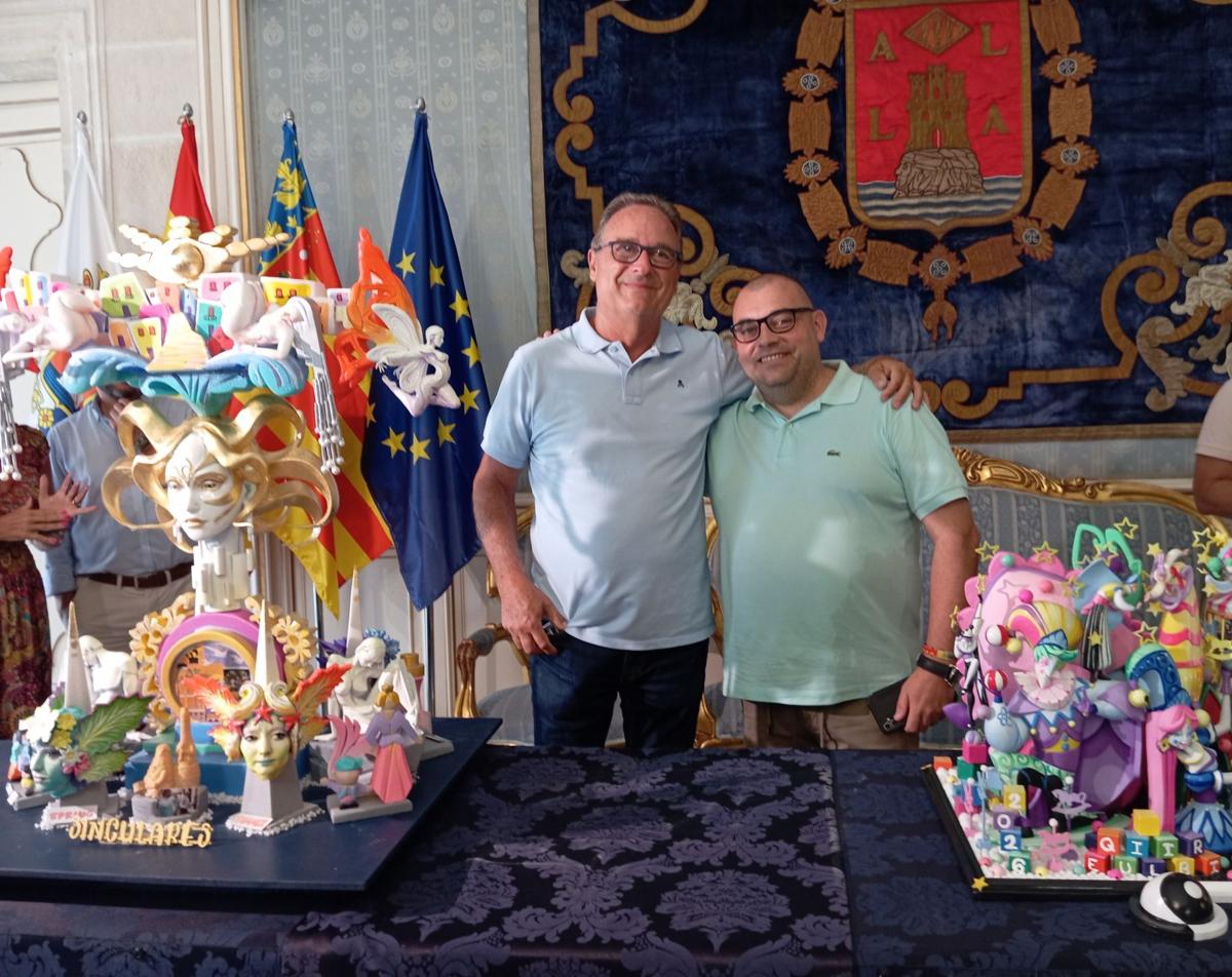 Pedro Espadero y Sergio Gómez con las hogueras oficiales 2026.