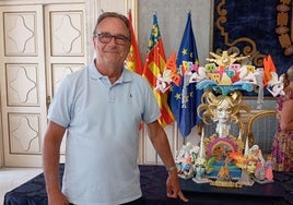 Pedro Espadero junto a la maqueta de 'Singulares'.