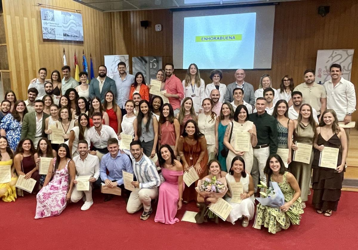 Durante el acto se ha hecho entrega del certificado de residencia a los nuevos especialistas.
